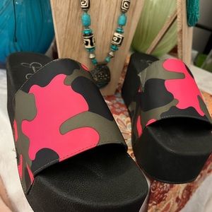 Women size 9 wedge sandal 2.5 inch platforms